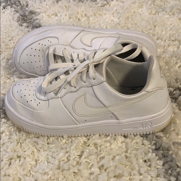 ~WHITE NIKE TENNIS SHOES~ - Picture 2 of 5